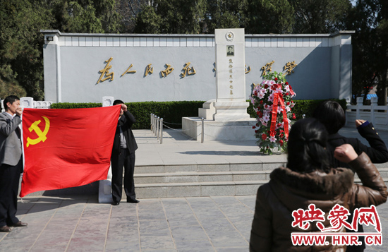 在焦裕祿紀(jì)念園，來自河南的黨員干部在焦陵前宣誓。