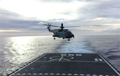 3月29日，一架艦載直升機(jī)從井岡山艦起飛執(zhí)行搜索任務(wù)。當(dāng)天，海軍井岡山艦抵達(dá)南印度洋新任務(wù)區(qū)開始搜索。 新華社發(fā)
