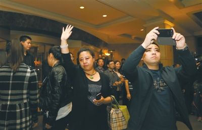 昨晚，麗都飯店，32位馬航失聯(lián)客機(jī)家屬準(zhǔn)備赴馬來西亞。新京報記者 侯少卿 攝