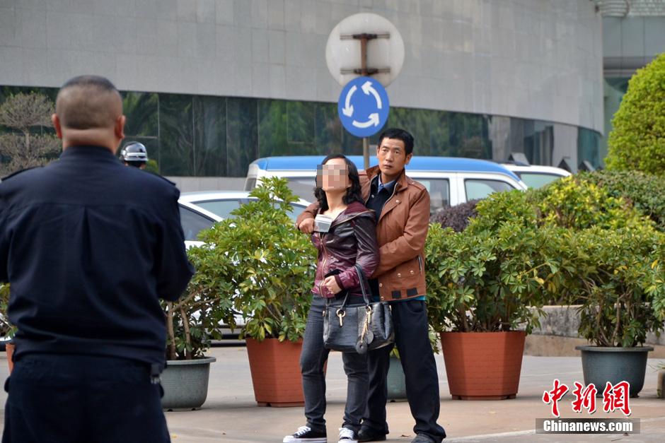 圖為劫持者與警方談判中。