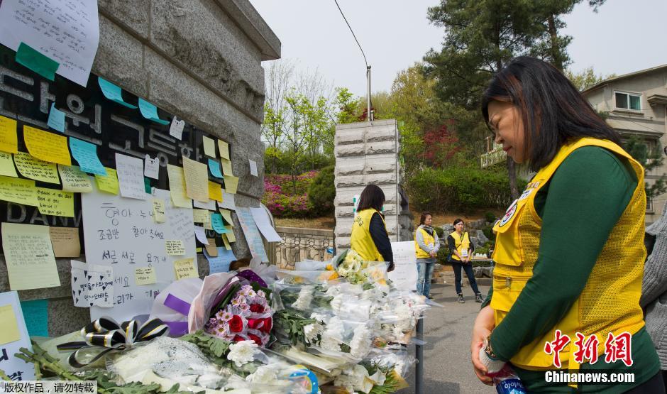 　當地時間2014年4月21日，韓國安山，民眾持續(xù)為沉沒客輪失蹤乘客祈禱。