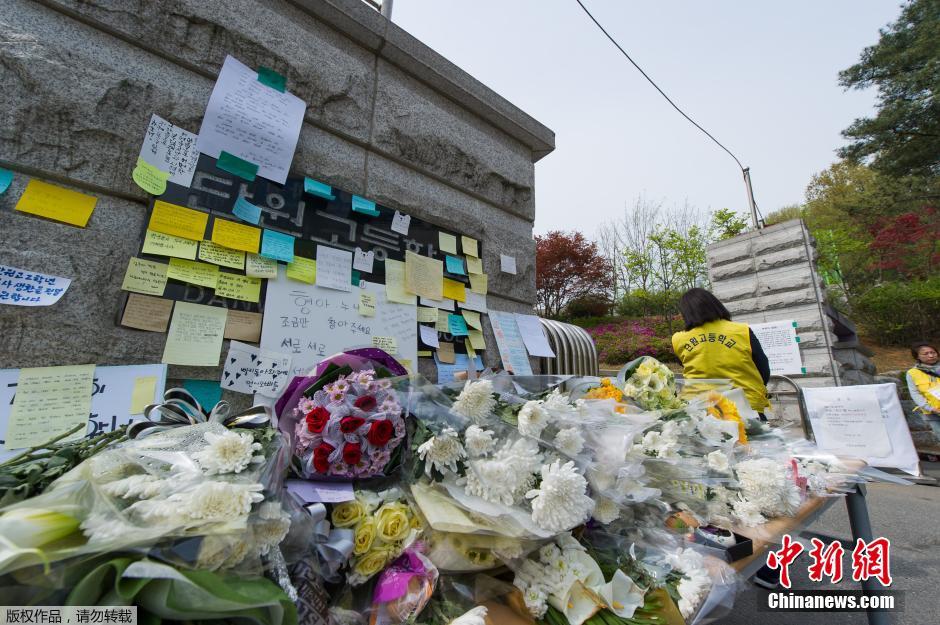 當地時間2014年4月21日，韓國安山，民眾持續(xù)為沉沒客輪失蹤乘客祈禱。