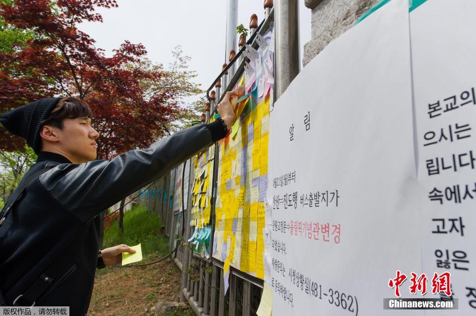 當地時間2014年4月21日，韓國安山，民眾持續(xù)為沉沒客輪失蹤乘客祈禱。