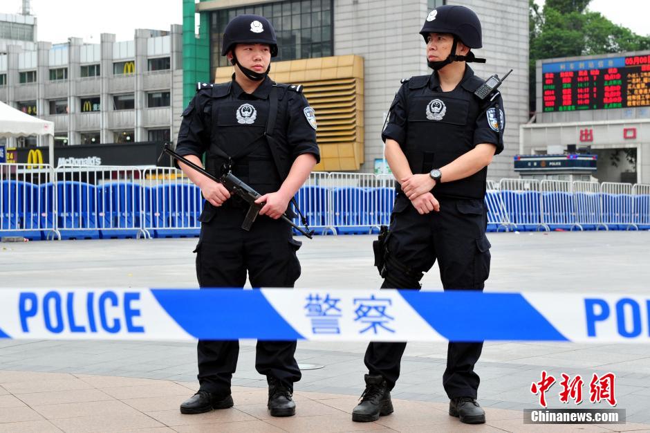 圖為廣州特警在案發現場戒備。