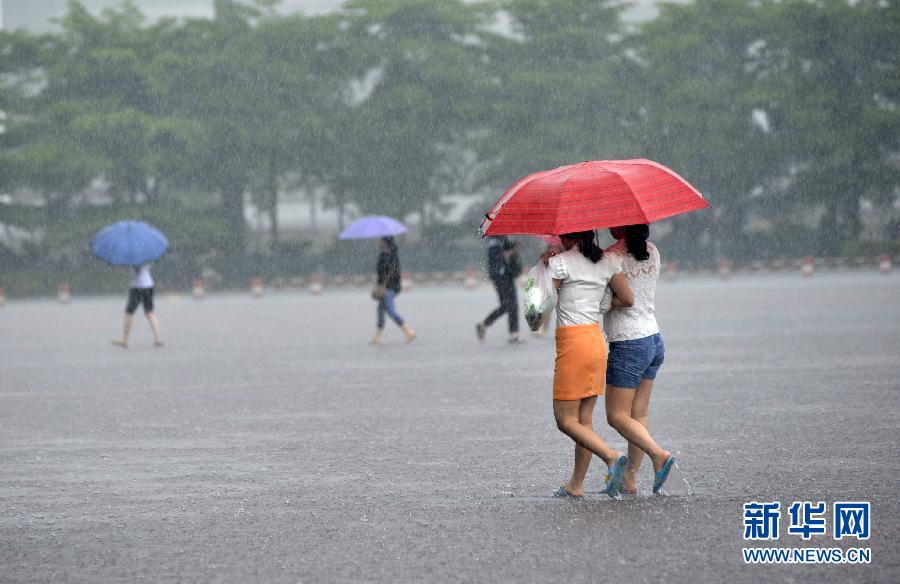 5月11日，市民在深圳梅林檢查站廣場冒雨出行。