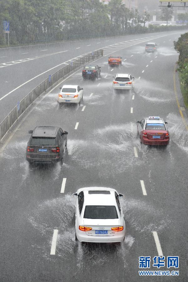 　5月11日，車輛在深圳街頭涉水前行。