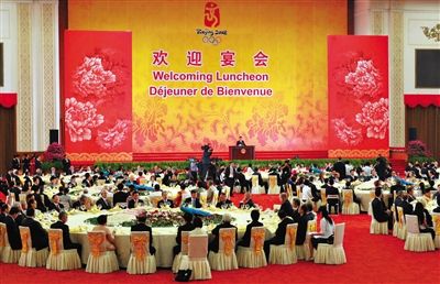 2008年8月8日，胡錦濤夫婦在北京人民大會堂宴會廳為出席北京奧運會的貴賓舉行歡迎宴會。