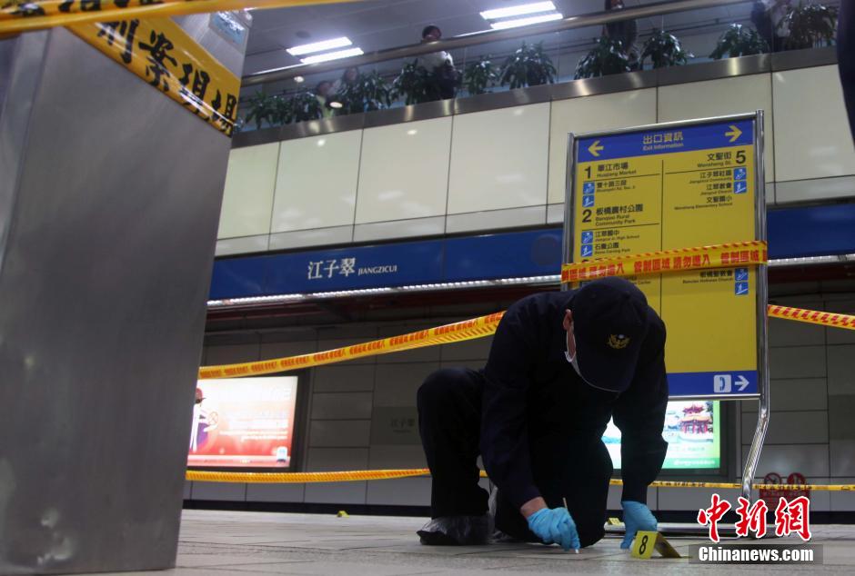 圖為新北市警察在現場勘查。中新社發 劉舒凌 攝