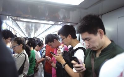 北京地鐵6號線,一名上班族利用乘車時間進餐。京華時報記者陶冉攝