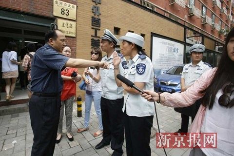 市環(huán)保局和東城區(qū)環(huán)保局聯(lián)合出動，再次檢查國家文物局食堂環(huán)境污染問題，在門口受阻。新京報記者 高瑋 攝