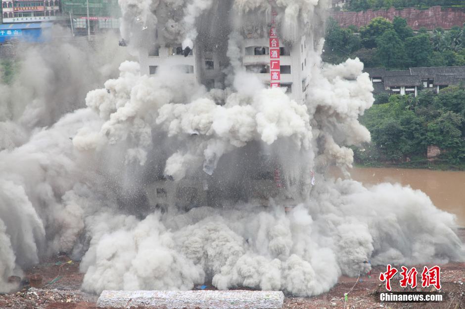 6月6日13時，貴州仁懷茅臺大橋及鐘樓整體爆破成功。