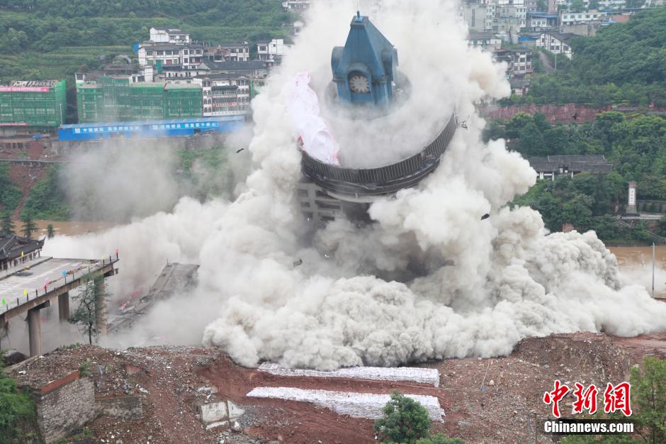 6月6日13時，貴州仁懷茅臺大橋及鐘樓整體爆破成功。