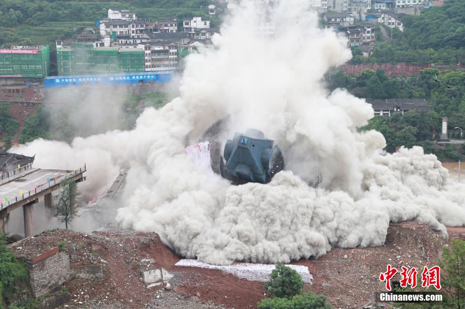 6月6日13時，貴州仁懷茅臺大橋及鐘樓整體爆破成功。