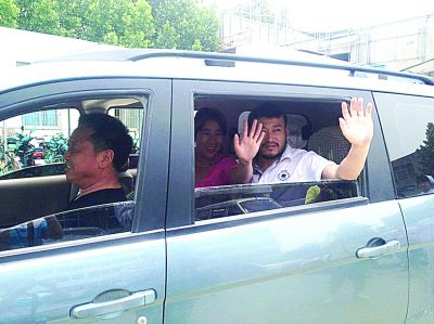 孫正龍和妻子、家人，揮手和醫(yī)護人員告別。張凌飛