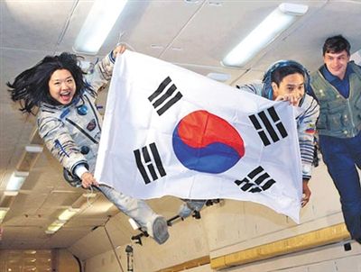 　2007年9月10日，李炤燕（左）在俄羅斯首都莫斯科接受零重力飛行訓(xùn)練。