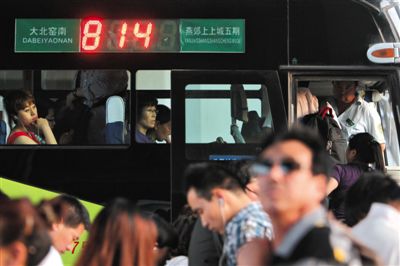 2014年5月22日,乘客在北京大北窯南乘坐開(kāi)往燕郊的814路公交車(chē)。