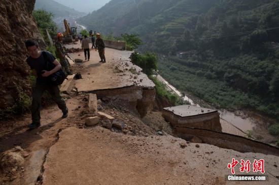  8月6日，云南魯甸地震重災區龍頭山鎮通往轄區村子的道路破壞嚴重。 中新社發 劉關關 攝