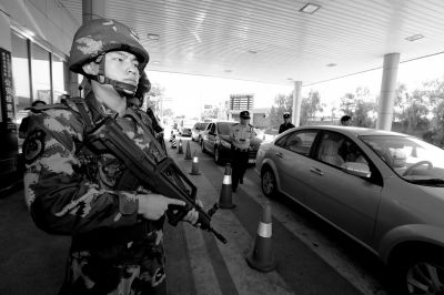 武警持槍警戒進駐檢查站。