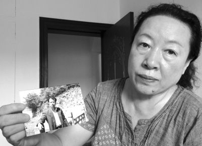 劉吉強(qiáng)的姐姐劉麗霞手持弟弟當(dāng)年的照片。劉吉強(qiáng)在給家人的書信中多次要求申冤，家人為此奔走了16年。京華