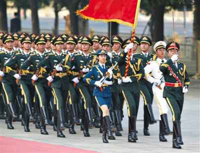 昨日，151人最大陣容的三軍儀仗隊，著新式禮賓服接受檢閱。這也是解放軍儀仗隊、軍樂團新式禮賓服首次亮