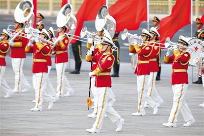 昨日，紅白相配的解放軍軍樂團行進演奏服亮相。杜洋 攝