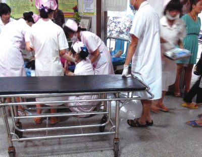 9月22日，在湖南省醴陵市第二醫(yī)院，爆炸事故傷員在接受救治（手機(jī)拍攝）。新華社發(fā)