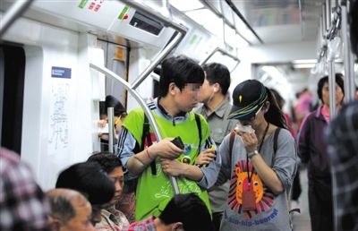 地鐵14號線，一名乘客正在車廂內飲食。