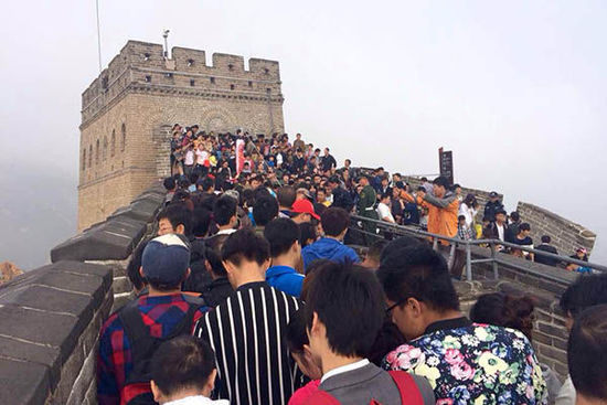 北京八達嶺長城，游客在長城上艱難移動。