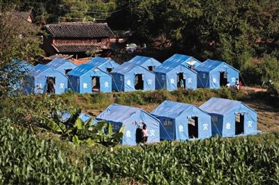 　昨日，云南省景谷縣永平鎮芒費村地震中70受損戶，部分村民安置在帳篷里。