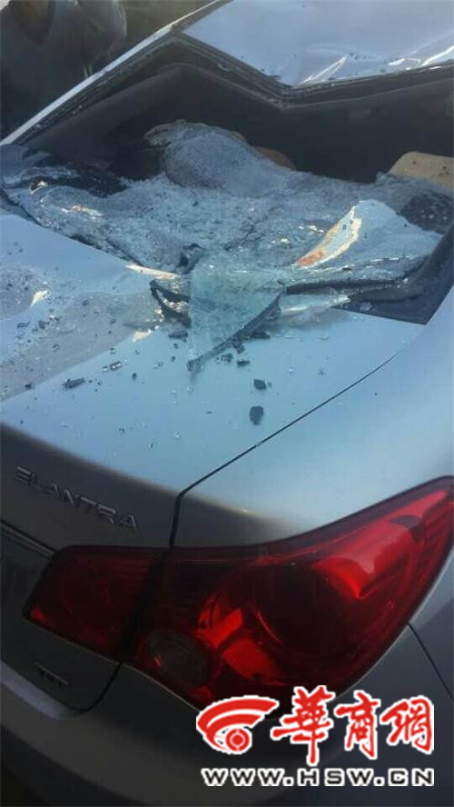 事發(fā)現(xiàn)場一輛伊蘭特轎車后擋風(fēng)玻璃破碎，車頂被砸出坑。記者 祁銘 攝