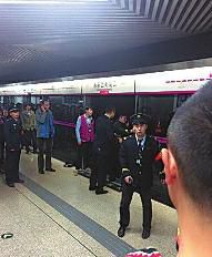 昨日18時(shí)57分，北京地鐵5號線惠新西街南口一女子遭遇不幸。昨晚9時(shí)記者在中日友好醫(yī)院發(fā)現(xiàn)女子已不幸身亡，女子遇險(xiǎn)是被夾在安全門和地鐵門中間，列車啟動后掉下站臺。