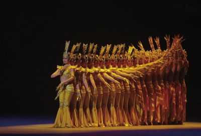 在歡迎晚宴上，上演經(jīng)典節(jié)目千手觀音。新華社發(fā)