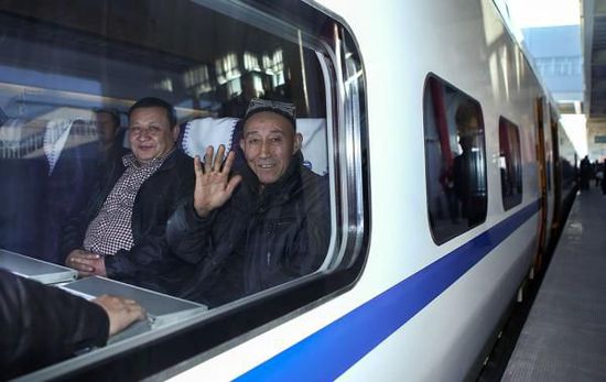 11月16日，旅客乘坐從烏魯木齊南站首發(fā)的D8602次列車(chē)。