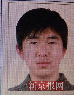 犯罪嫌疑人李小龍，27歲，唐山樂亭人。村干部說李小龍經常把自己關在家里