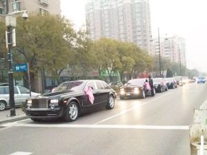 豪華婚禮車隊。(網友供圖)