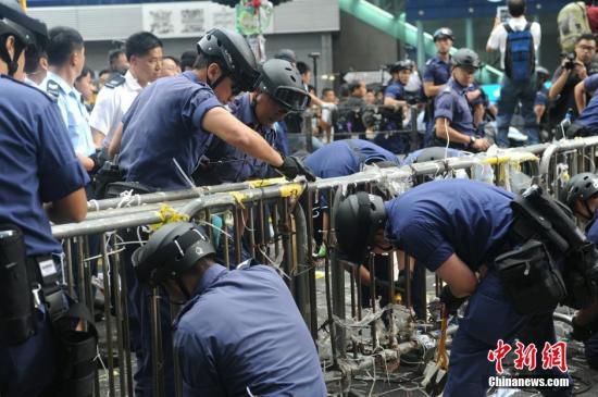 11月26日，香港法庭執(zhí)達(dá)主任在旺角彌敦道執(zhí)行禁制令，清除非法障礙物，后因受阻而要求警方協(xié)助執(zhí)行。
