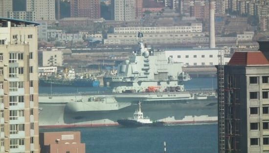 青島軍港周圍高樓林立，一睹遼寧號真容只需要一個好天氣（資料圖片）