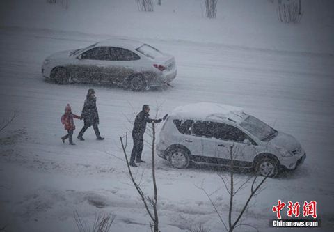 12月8日，經(jīng)過一夜降雪，烏魯木齊已是皚皚白雪一片。（圖片來(lái)源于中新網(wǎng)）