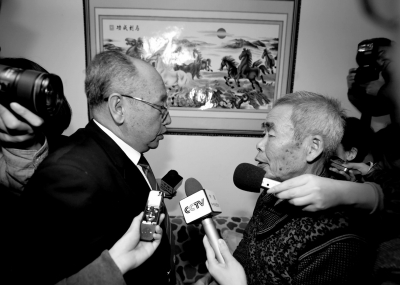 15日，內蒙古高院副院長趙建平（左）帶隊向呼格吉勒圖父母送達再審法律文書。