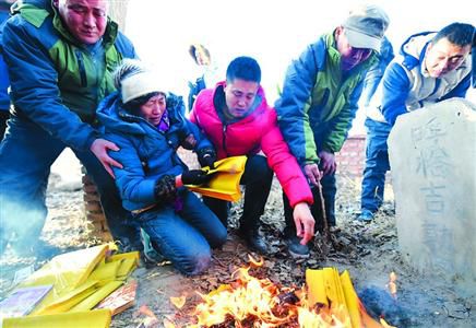 昨日，呼格吉勒圖的父母揣著無罪判決書的復印件來到兒子墳前祭奠。　/新華社