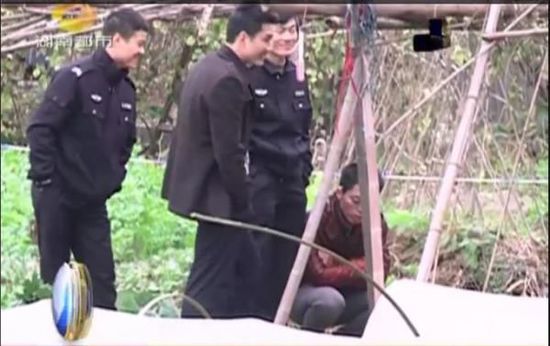 一個見習警官，一個二級警司，和一個便衣人員站在菜地里笑。