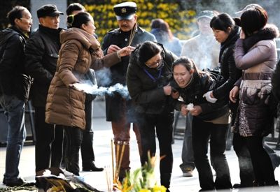 昨日，上海，外灘踩踏事件遇難者家屬來到事發地獻花祭奠。