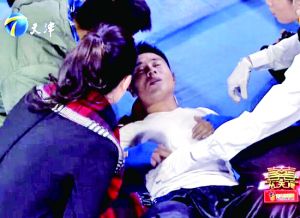 天津衛(wèi)視一檔明星真人秀娛樂(lè)節(jié)目中，海南省武術(shù)協(xié)會(huì)副秘書長(zhǎng)楊成章被打倒在地，表情痛苦。