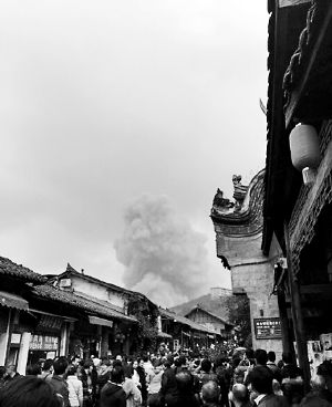 成都龍泉驛區洛帶古鎮的游客拍到爆炸瞬間濃煙滾滾。