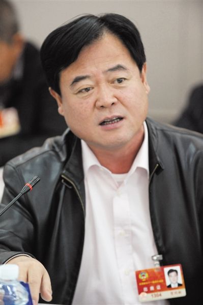 　政協(xié)委員、中國(guó)通用技術(shù)集團(tuán)董事長(zhǎng)賀同新稱，按照2014年的數(shù)字，他的薪水下降了近50%。圖/CFP