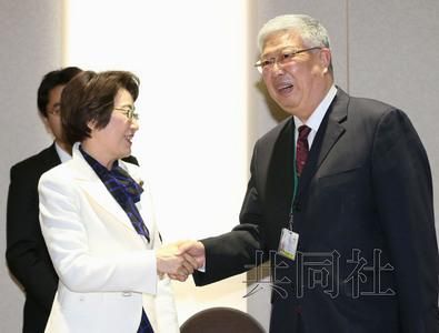 3月15日下午，日本防災擔當相山谷惠理子與中國民政部長李立國（右）會談。