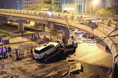路虎車被扶正后，救援車將其拖離現場。
