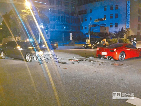 圖為車號8889的法拉利（右）和車號9888的賓利車（左）發(fā)生擦撞，法拉利車身嚴(yán)重?fù)p毀。