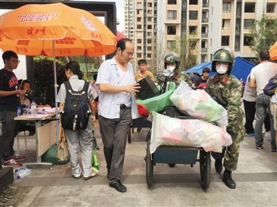 9月8日，天津濱海海港城小區(qū)，武警幫助居民搬東西。