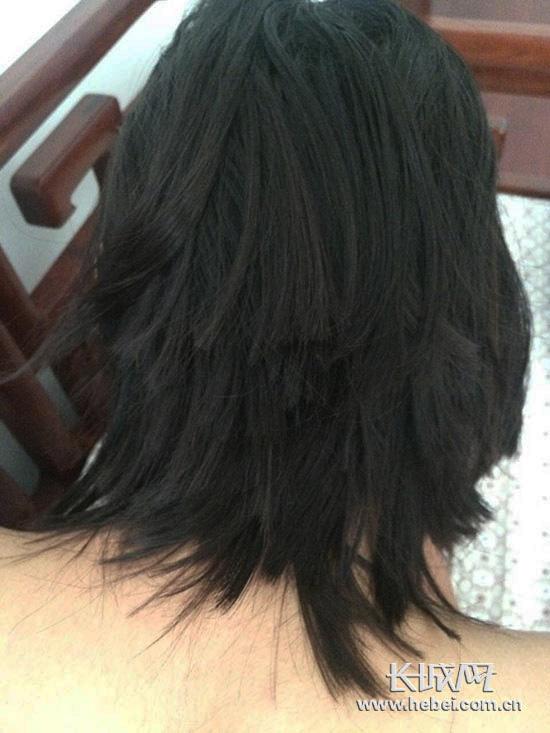 唐山市第六十二中學(xué)高一女生王某被老師剪得七零八碎的頭發(fā)。學(xué)生家長陳女士/供圖